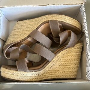 Ladies wedges size 10.